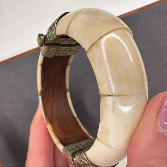 Vintage Mid-Century Bone & Wood Bangle, Hinge Pin Clasp, Tribal Style - Picture 7 of 8